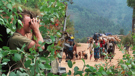Un militaire français observe des civils rwandais fuir les combats le 12 juillet 1994. Image d'archives.
