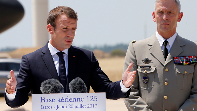 A Istres, Emmanuel Macron veut sauver les meubles après la démission du général de Villiers
