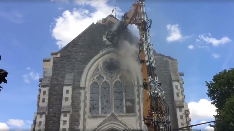Une église démolie à la pelleteuse pour laisser place à un parking (IMAGES)