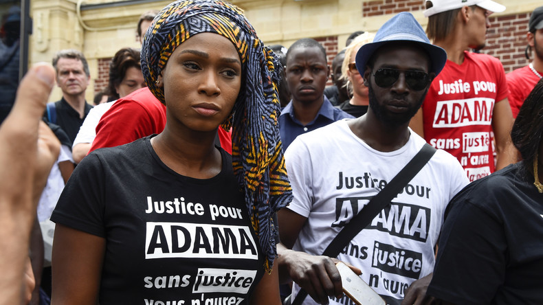La famille Traoré porte plainte contre un policier qui aurait qualifié Adama de «violeur»