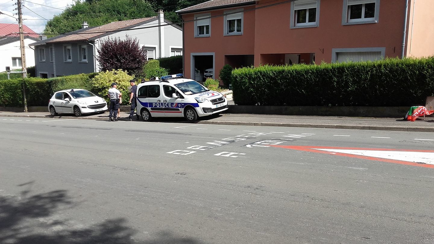 «Non à la loi Travail» : la banderole qui ne passe pas dans le Tour de France (IMAGES)