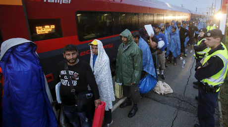 Migrants sur le quai d'une gare allemande