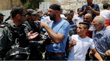 Un manifestant palestinien face à un membre des forces de l'ordre israéliennes le 17 juillet (image d'illustration)