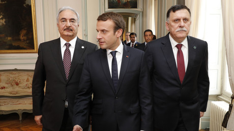 Emmanuel Macron, avec le général Khalifa Haftar (gauche) et Fayez al-Sarraj (droite), photo ©PHILIPPE WOJAZER / POOL / AFP