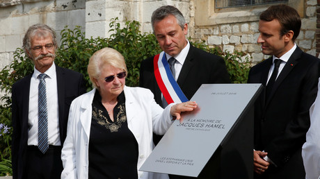 Emmanuel Macron et Roselyne Hamel, inaugurent la stèle en mémoire du père Jacques Hamel