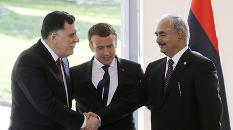 Le Premier ministre du gouvernement de Tripoli Fayez al-Sarraj serre la main du maréchal Khalifa Haftar après la rencontre organisée par Emmanuel Macron à la Celle-Saint-Cloud le 25 juillet 2017.