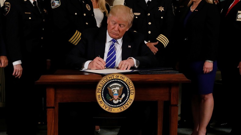 Trump promulgue les nouvelles sanctions contre la Russie mais s'inquiète de leurs conséquences