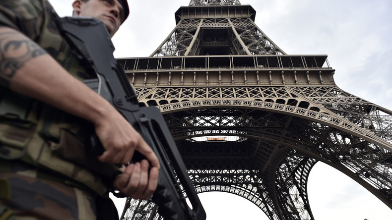 L'assaillant de la tour Eiffel, un «déséquilibré» de 18 ans condamné pour apologie du terrorisme