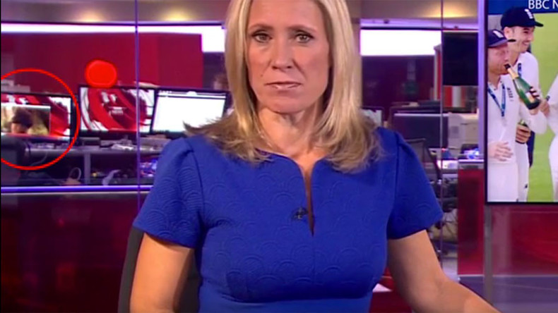 Un employé de la BBC surpris en train de regarder un strip-tease en plein journal télévisé (VIDEO)