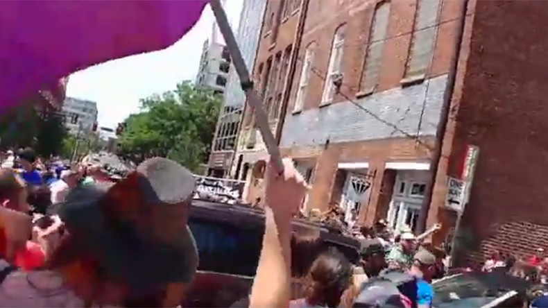 USA : une voiture fonce dans une foule d'opposants à une manifestation d'extrême droite, un mort