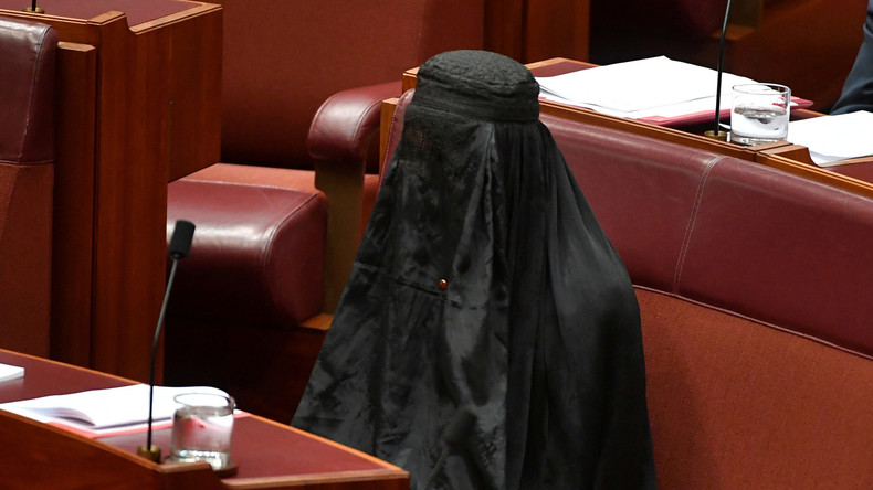 Une élue australienne se présente au Sénat en burqa pour demander son interdiction (VIDEO)