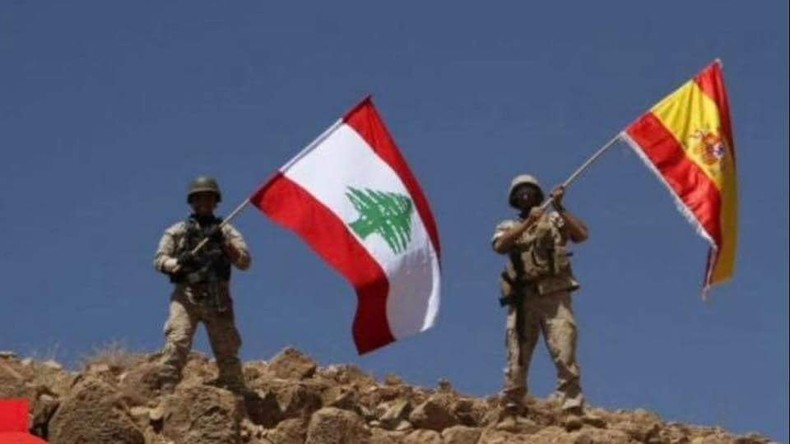 Des soldats libanais hissent un drapeau espagnol sur une position reprise à Daesh