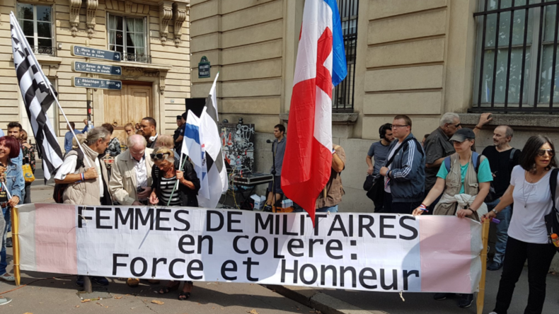 Des femmes de militaires font entendre leur voix à la place de la grande muette