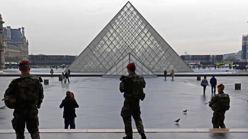 Paris : un soldat de l'opération sentinelle se suicide avec son Famas sur son lieu d'affectation