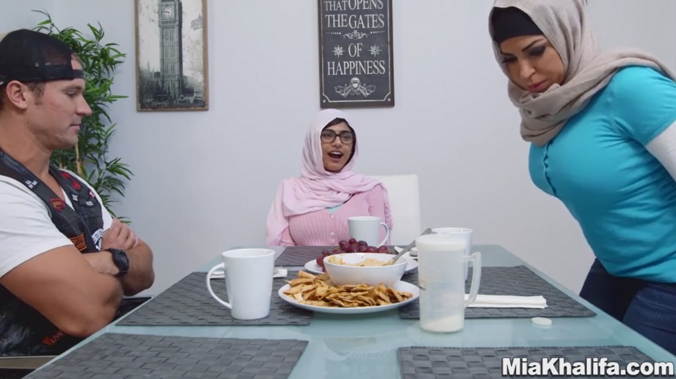 Capture d'écran du site Miakhalifa.com, Mia Khalifa au centre. 