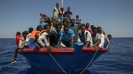 Des migrants sur une embarcation de fortune