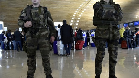 Soldats français en patrouille à l'aéroport Charles de Gaulle 