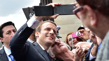 Emmanuel Macron prenant un selfie le 14 juillet