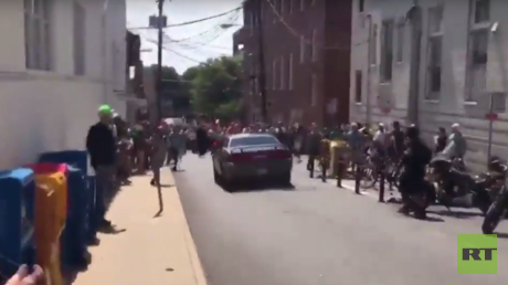 La voiture chargeant la foule de contre-manifestants à Charlottesville.