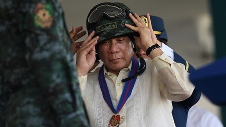 Rodrigo Duterte rendant visite à l'armée philippine