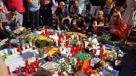 Autel improvisé dressé par des anonymes sur l'avenue des Ramblas à Barcelone, en hommage aux victimes de l'attentat, photo ©Jonathan Moadab/RT