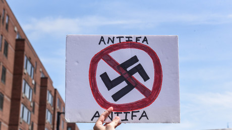Pancarte antifasciste lors d'une manifestation à Boston le 19 août 2017 