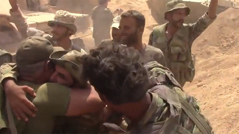 Les soldats syriens en liesse après avoir vaincu Daesh à Deir-ez-Zor avec l'appui russe (VIDEO)