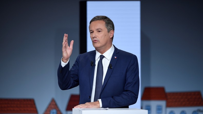 «Propagandistes !» L'équipe de Quotidien refoulée du meeting de Dupont-Aignan, le public applaudit