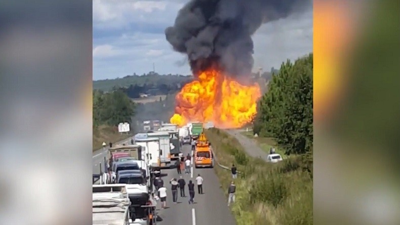 Violente explosion d'un camion transportant des bonbonnes de gaz sur une nationale en France (VIDEO)