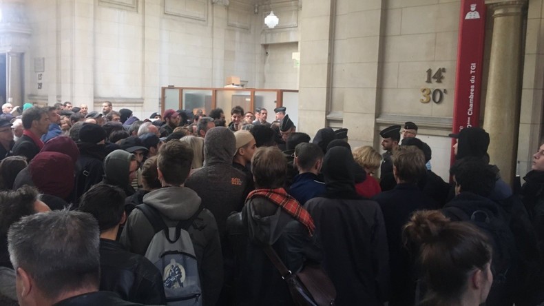 Affaire du quai de Valmy : le procès reporté d'un jour après des perturbations par des antifas