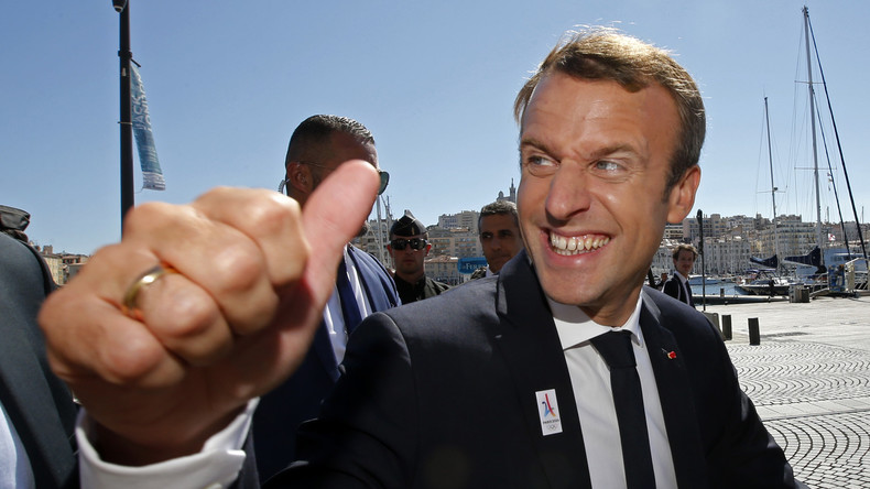«Y'a des gens qui râlent tout le temps pour tout !» : Macron rabroue une anti-JO... et se fait huer