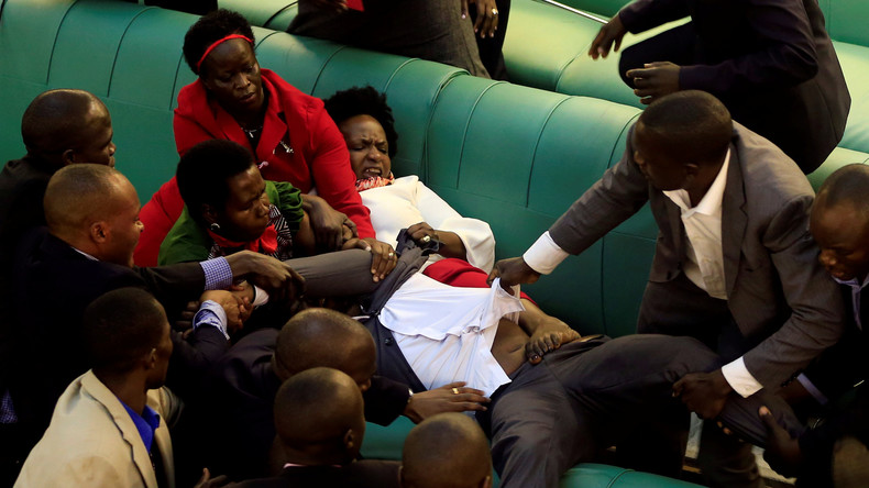 Chaise volante, empoignades et coups de poings : une bagarre générale éclate au parlement ougandais