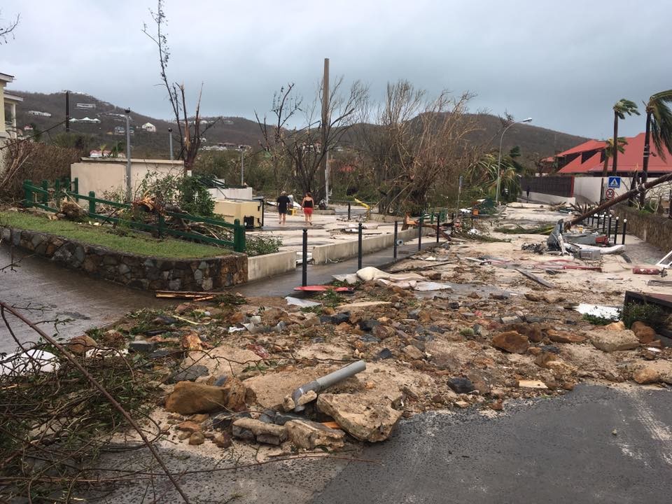 Scènes de désolation sur l'île de Saint-Martin, détruite à 95%, au moins huit morts et 23 blessés