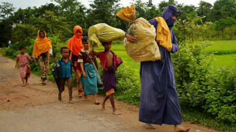 Des Rohingyas marchent le long de la route pour rejoindre un camp de réfugiés après avoir traversé la frontière avec le Bangladesh, le 31 août 2017