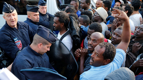 Migrants à la Porte de La Chapelle à Paris le 7 juillet. 