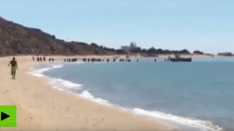 Des dizaines de migrants débarquant sur la plage de Giallonardo.