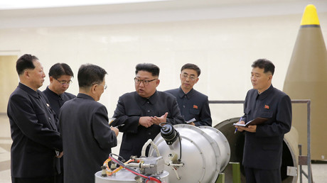 Photographie montrant  Kim Jong-un inspectant le programme de développement nucléaire de la Corée du Nord (illustration).