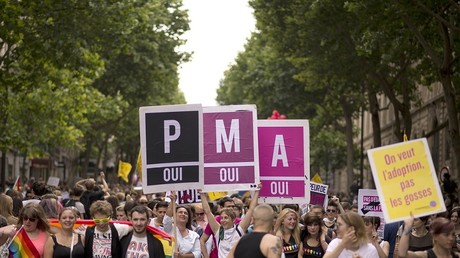 Rassemblement de la 13e Gay pride en 2013. Avec des pancartes 
