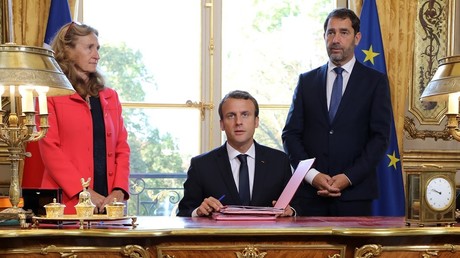 Emmanuel Macron, Nicole Belloubet, ministre de la Justice et Christophe Castaner, porte-parole du gouvernement, le 15 septembre 2017, lors de la signature de la loi sur la moralisation de la vie publique, dans le bureau de l'Elysée.