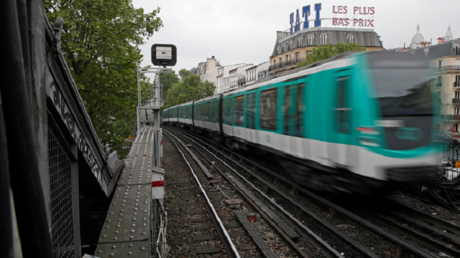 Une rame du métro parisien dans le XVIII arrondissement de Paris