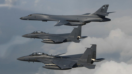 Un bombardier américain B-1B et deux avions de chasse F-15 coréens, illustration ©Kamaile Casillas / Reuters