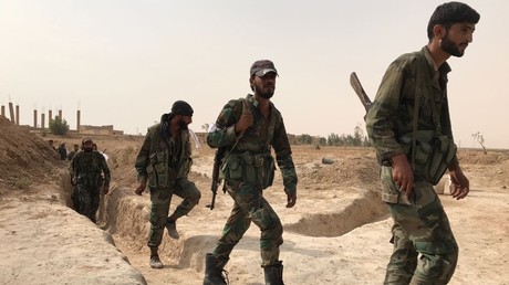 Les troupes syriennes et des milices populaires pendant une offensive de l'armée de Damas dans la région de Deir ez-Zor, le 20 septembre 2017