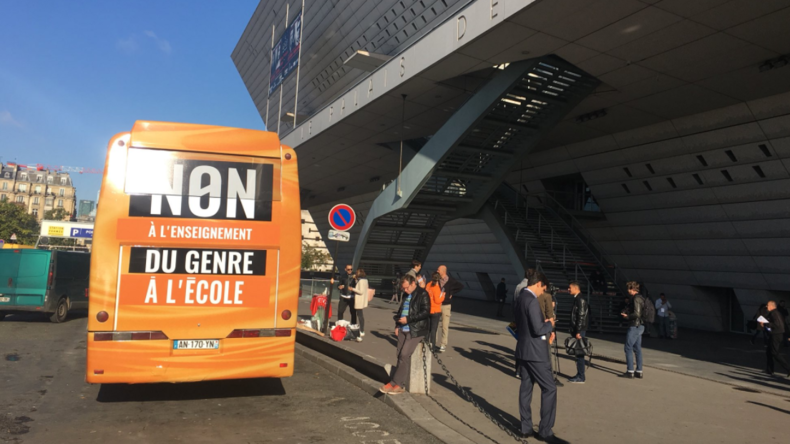 Le milieu LGBT s'indigne contre un bus sillonnant l'Île-de-France pour dénoncer la théorie du genre