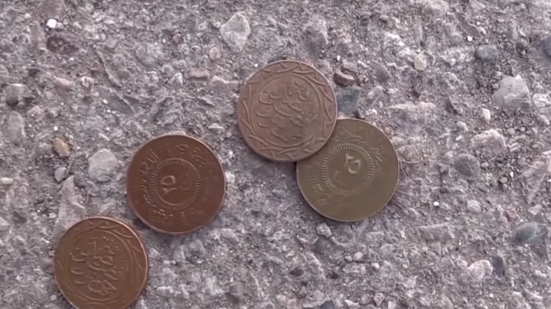 Monnaie, prison... Les vestiges de la présence de Daesh dans un village libéré (VIDEO EXCLUSIVE)