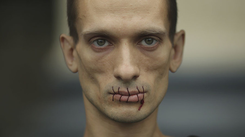 Que risque l'artiste russe Pavlensky, réfugié en France, après avoir mis le feu à une banque ?