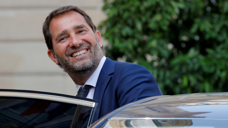 Partir en vacances grâce aux indémnités chômage : le petit mot de Castaner qui hérisse l'opposition