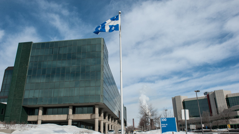 Le Québec vote l'interdiction du voile intégral dans les services publics