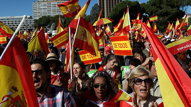 «Puigdemont en prison !» : des milliers de manifestants pro-unité défilent à Madrid (IMAGES)