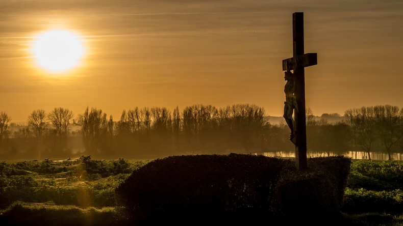Droite, FN et internautes se mobilisent contre le retrait de la croix d'une statue de Jean-Paul II