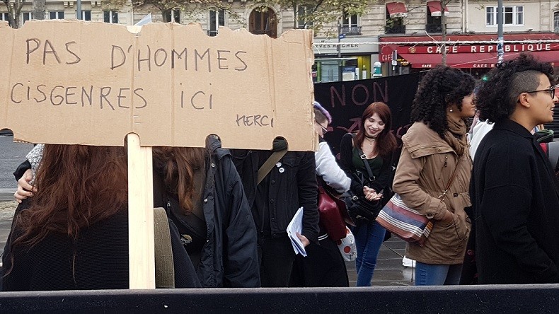Zone non-mixte, chants et pancartes : des manifestants dénoncent le harcèlement en France (IMAGES)